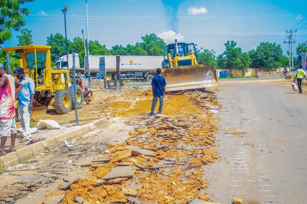 Alhamdulillah. 
Commencent of Construction of Sodawa – Kasuwar Kuka – Makoda – Dambatta (Daura Road)- Kunchi Road. 

The contract was signed yesterday (Friday) and contractor mobilized to site today (Saturday). 

Thank you Gov. Abba K Yusuf. 

#KanoFirst