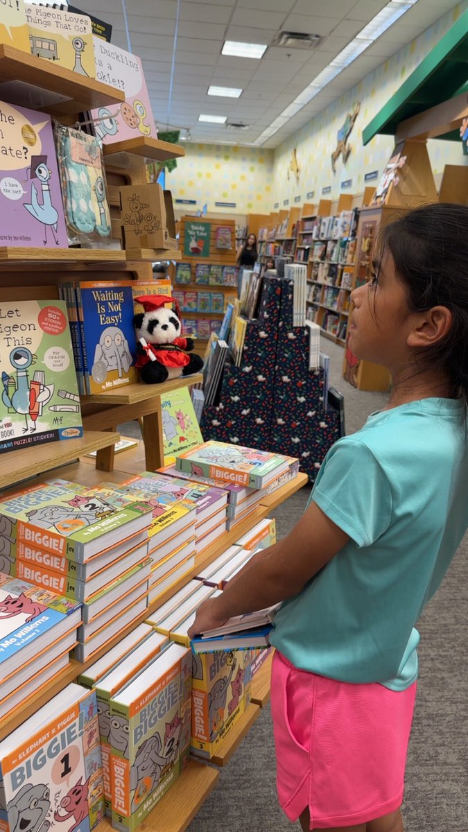 Girl time! 🥰👍🏼The problem is she knows I won’t say no to books 🤣