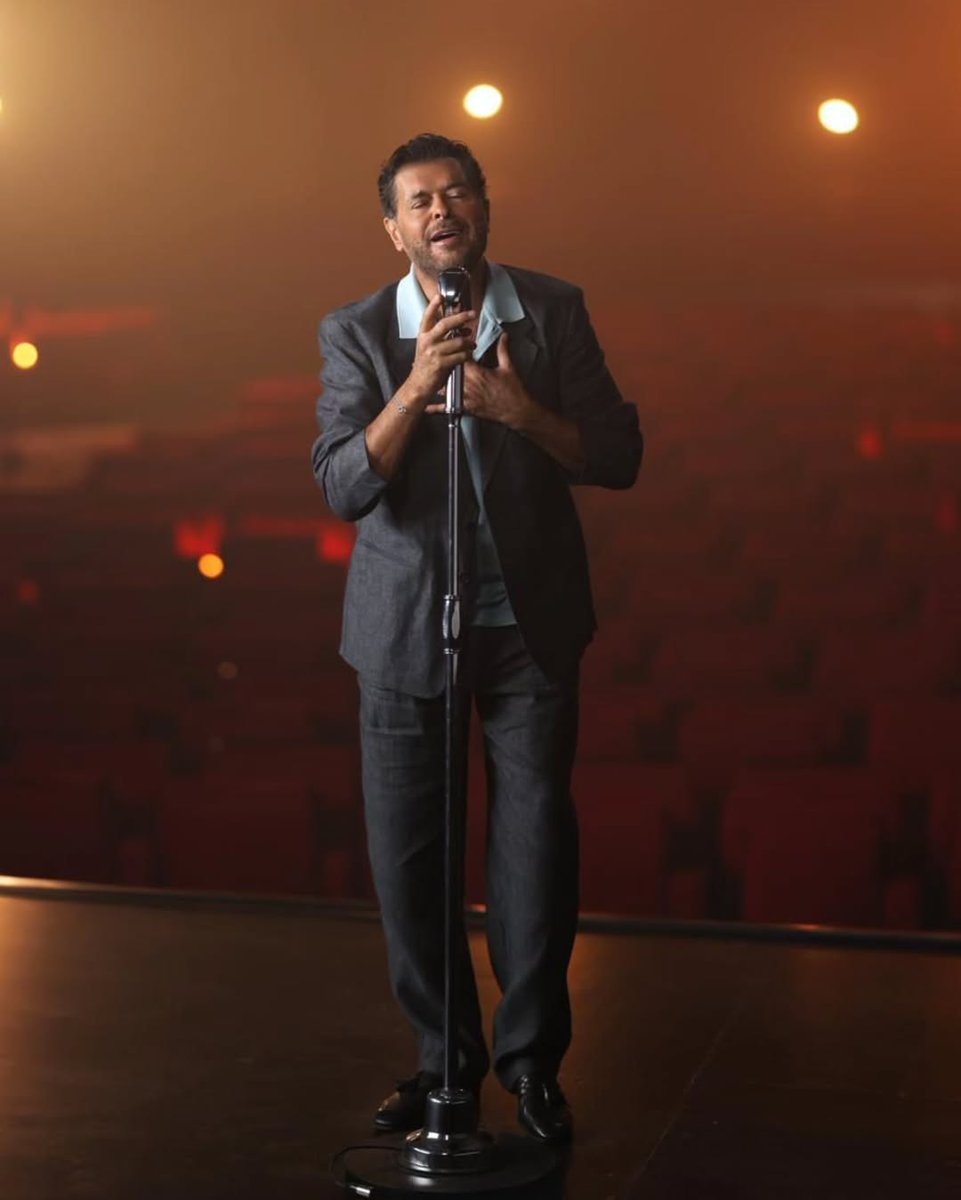 يطلّ السوبرستار #راغب_علامة بتحفته #خايف_من_إيه التي تكتسح المشاعر كعاصفة رومانسية تهزّ الذاكرة وتؤجّج المشاعر، كقصيدةُ عشقٍ مكتملة تنبض بإحساسٍ صادق، وتغنّي للحبّ الناضج الذي يعرف طريقه إلى القلب بلا استئذان، موقِّعاً من خلال هذا الإصدار عودته الملكيّة إلى عرش الشاعريّة والحنين.