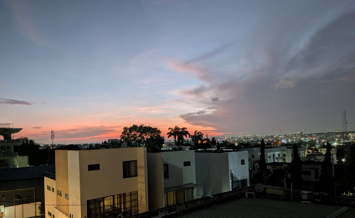 01IOTA's tweet image. In the tropics the days are evenly divided with the night and the sun goes down about the same time everyday. There is no daylight savings time, of course. This took place at 6:15 this evening. 

Good night!