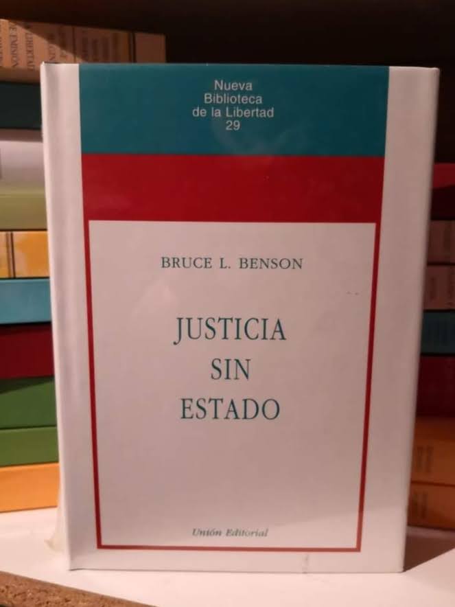 El Estado se apropia del monopolio de la justicia y nos hace creer que sin él reinaría el caos.
Bruce Benson en “Justicia sin Estado” demuestra que eso es una mentira histórica.
El orden puede —y ha sabido— surgir de la cooperación voluntaria.