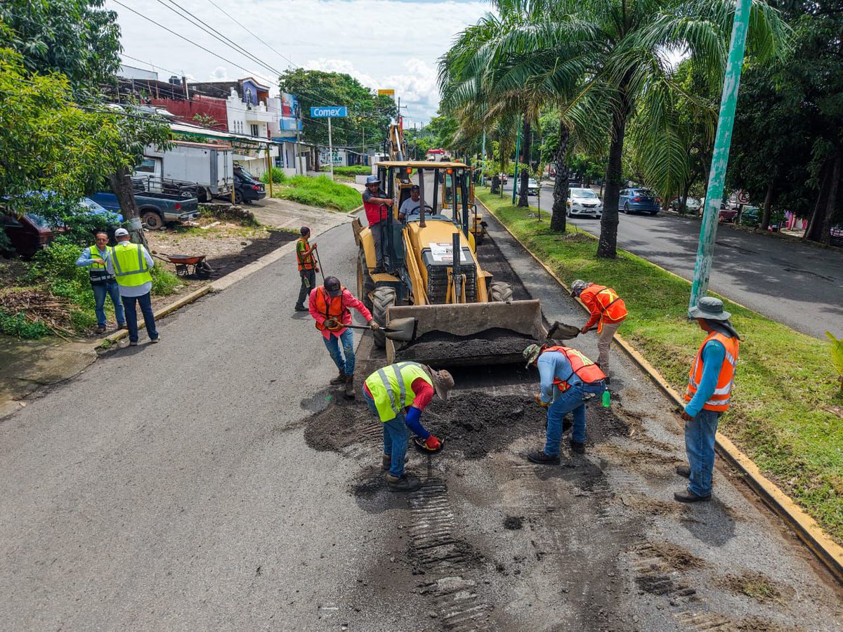 yamilmelgar's tweet photo. Con trabajo callamos ataques. 
El programa de bacheo: Rueda Seguro, avanza AL MIL,
protegiendo a las familias tapachultecas y mejorando la movilidad; en esta ocasión se trabaja en la 17 calle oriente a la altura de Soriana.  
👉 El compromiso se refleja con trabajo.
Seguimos transformando Tapachula.

#RuedaSeguro #TapachulaseTransforma
#VoluntadParaTransformar