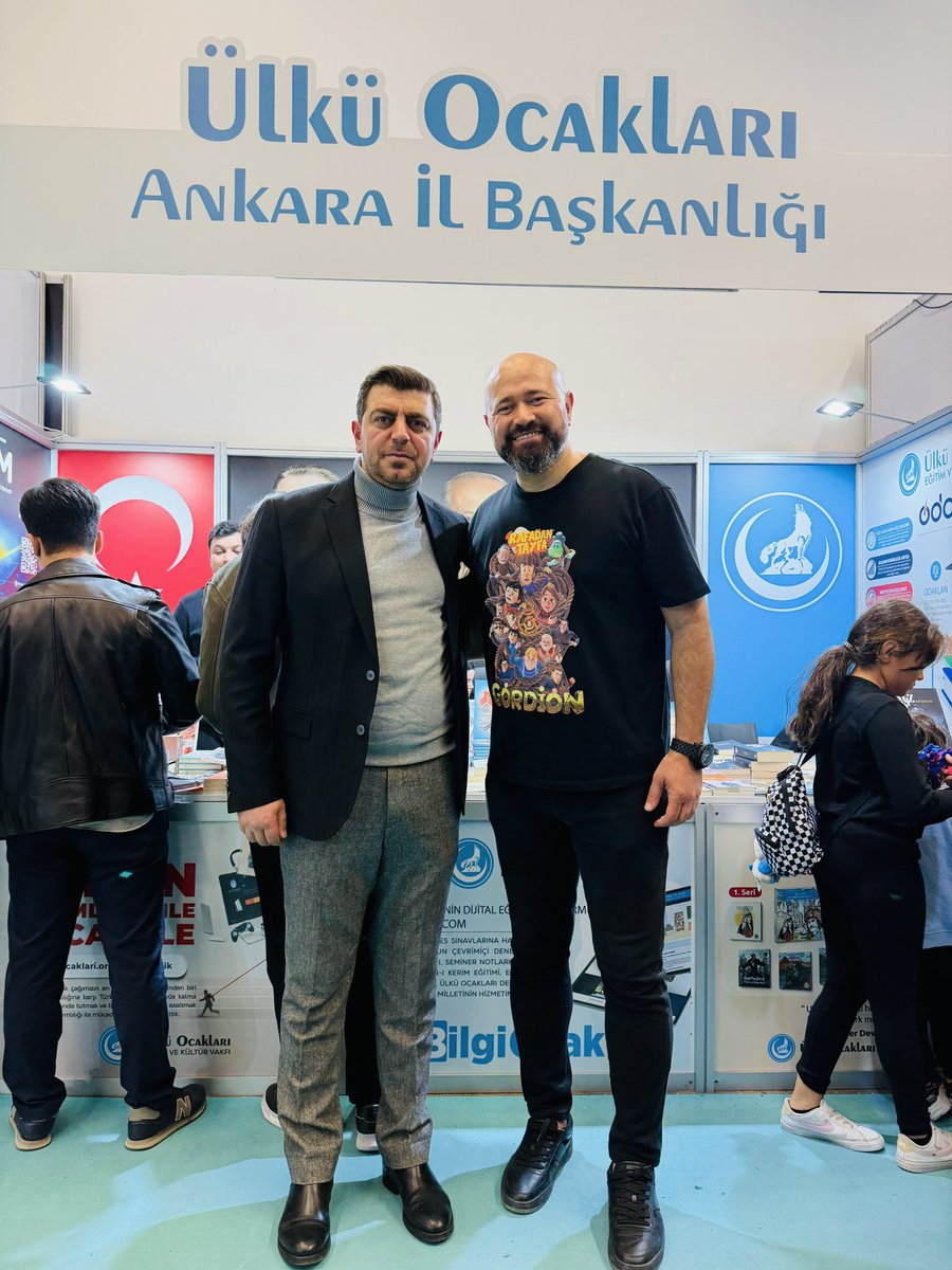 Değerli dostumuz Rafadan Tayfa’nın yönetmeni ve yapımcısı İsmail Fidan’ı kıymetli ailesiyle birlikte Ankara Ülkü Ocakları İl Başkanlığımızın kitap standında misafir ettik. Ziyaretlerinden ötürü kendilerine teşekkür ediyoruz.