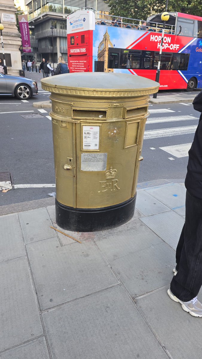 Tilly5001's tweet image. A very special double post box spotted just across from Westminster Abbey.
#PostboxSaturday #Postboxes
#Olympics #London