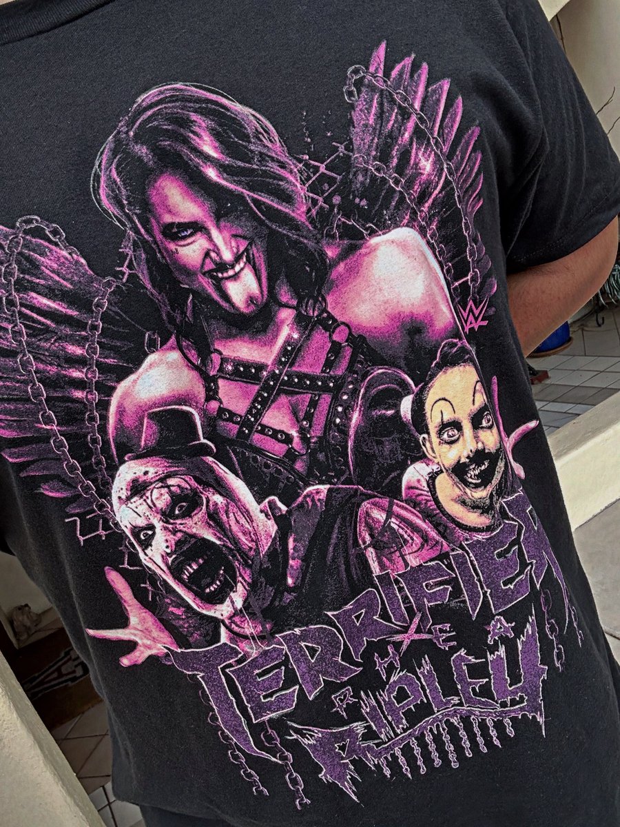 emiliomolera's tweet image. @RheaRipley_WWE x @TerrifierFilm 
@damienleone x @WWE 

I may never take this off. 

#rhearipley 
#arttheclown 
#thelittlepalegirl 
#terrifier
#wwe
