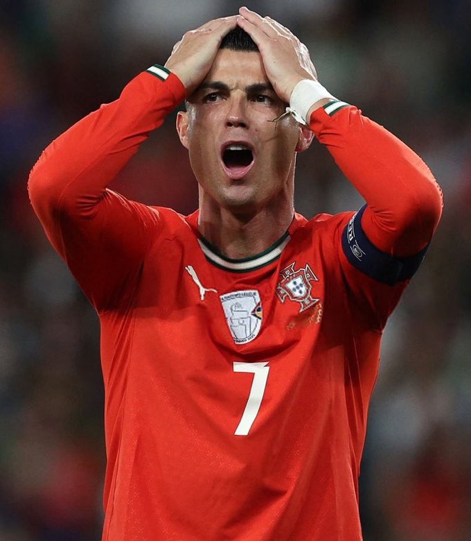 TheHateCentral's tweet image. Cristiano Ronaldo vs Ireland:

0 Goals/Assists
6 Shots off Target
1 Penalty Miss
0 Dribbles
0 Key Passes
2 Offsides

MOST PENALTY MISSES OF ALL TIME. 👑🤩🙌👏