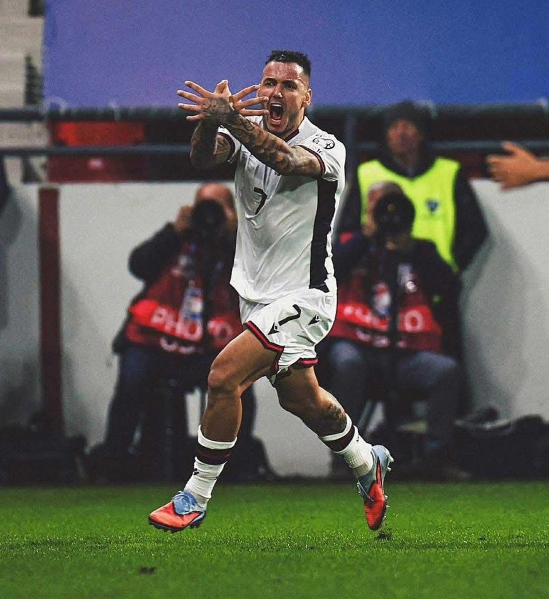 🦅❤️

REY O KING O ZEMER! ❤️