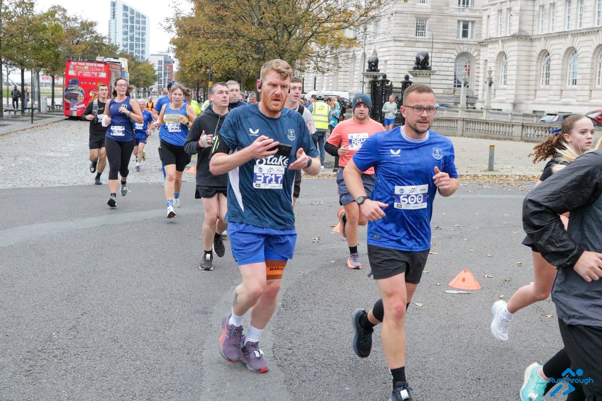 PED7's tweet image. Run my best 10k by a clear 2 minutes, and the only picture of me looks like im watching a YouTube video 😂