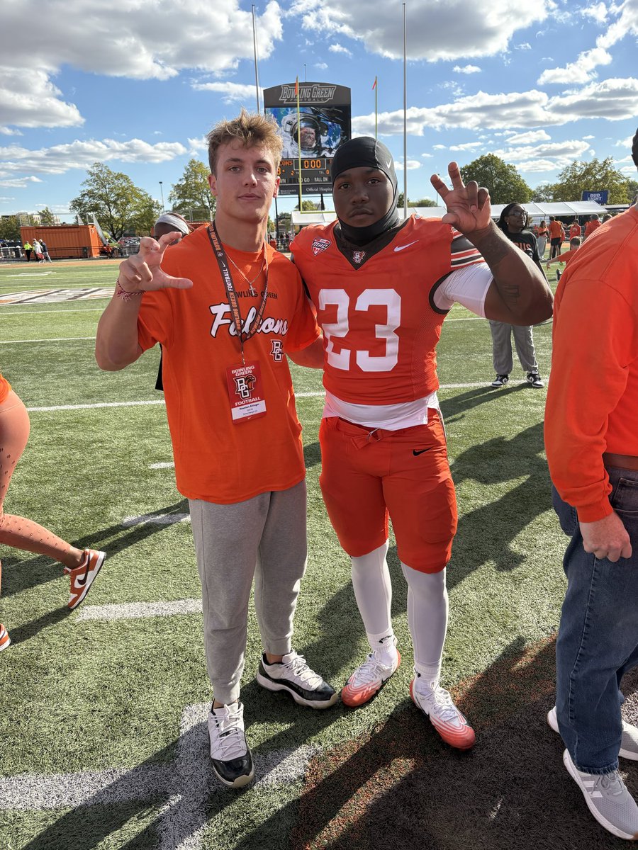 houstonellinge1's tweet image. Great time at Bowling Green for the Battle of I-75!! #AyZiggy @CoachCraw_ @CoachBayer_ @Coach_Jackson @CoachBFish25 @EddieGeorge2727 @BDSaintsFB @IndianaPreps @dchendrix @PrepRedzoneIN