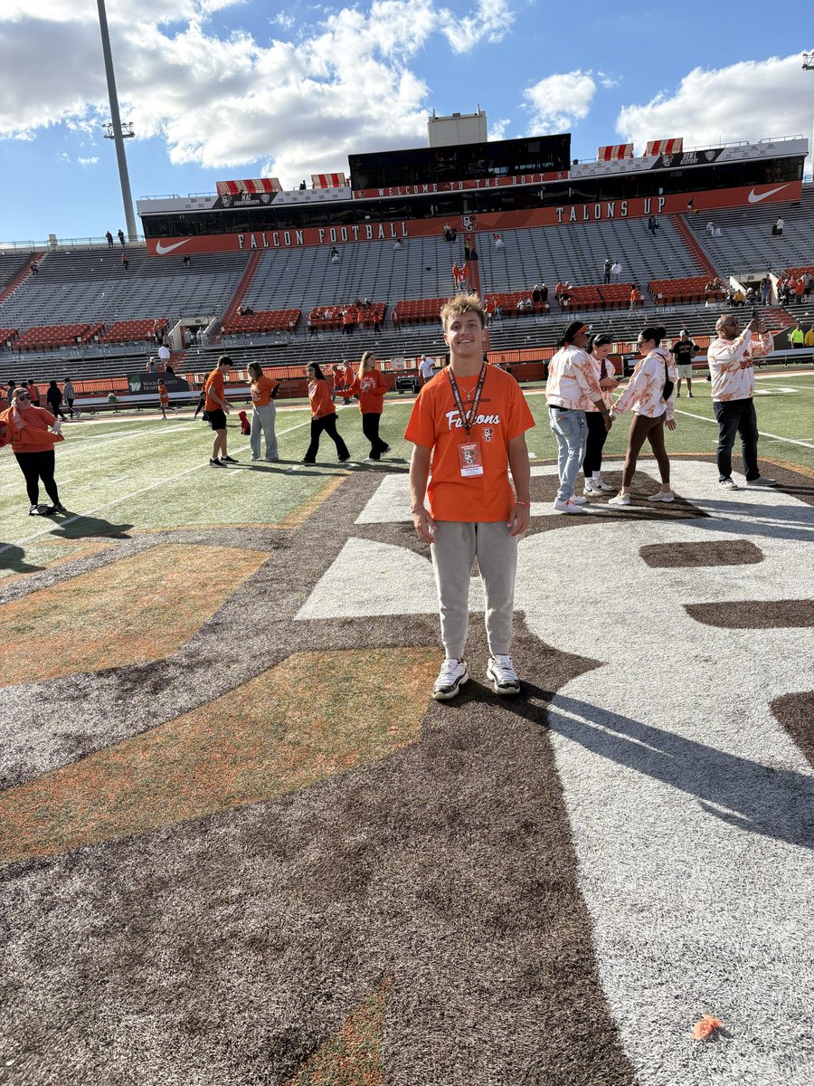 houstonellinge1's tweet image. Great time at Bowling Green for the Battle of I-75!! #AyZiggy @CoachCraw_ @CoachBayer_ @Coach_Jackson @CoachBFish25 @EddieGeorge2727 @BDSaintsFB @IndianaPreps @dchendrix @PrepRedzoneIN