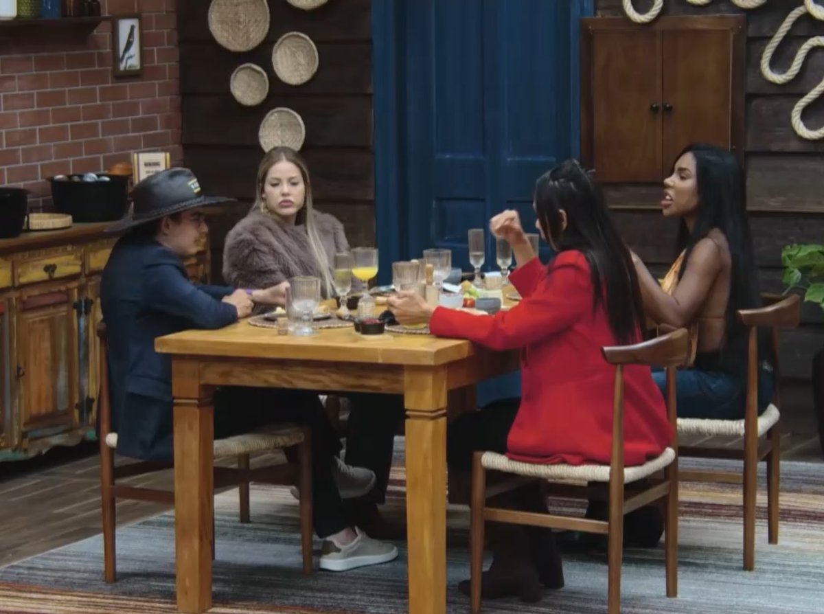 cairojardim's tweet image. Esse Rancho tá maravilhoso! Desfrutem. Vamos sentir saudades desse elenco #AFazenda