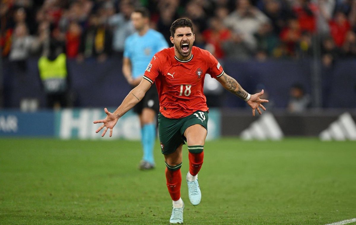 i1957n's tweet image. قيمة شراء نيفيز كلفت 55M يورو
والله ان الهلال زرف ولفرهامبتون
لاعب يستحق كل ريال اندفع له
هذا حتى الآن في تجديد عقده
المفترض تعطيه الورقة والقلم
ويكتب الرقم والمدة إلى يبغاها
داخل وخارج الملعب لاعب كبير جدا جدا
يا بخت الهلال في نيفيز ويا بخت نيفيز بالهلال
#الهلال 💙