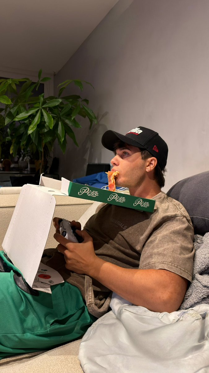 Quien dijo que los hombres no podíamos hacer dos cosas a la vez? 
Eficiencia al fallo 🎮🍕