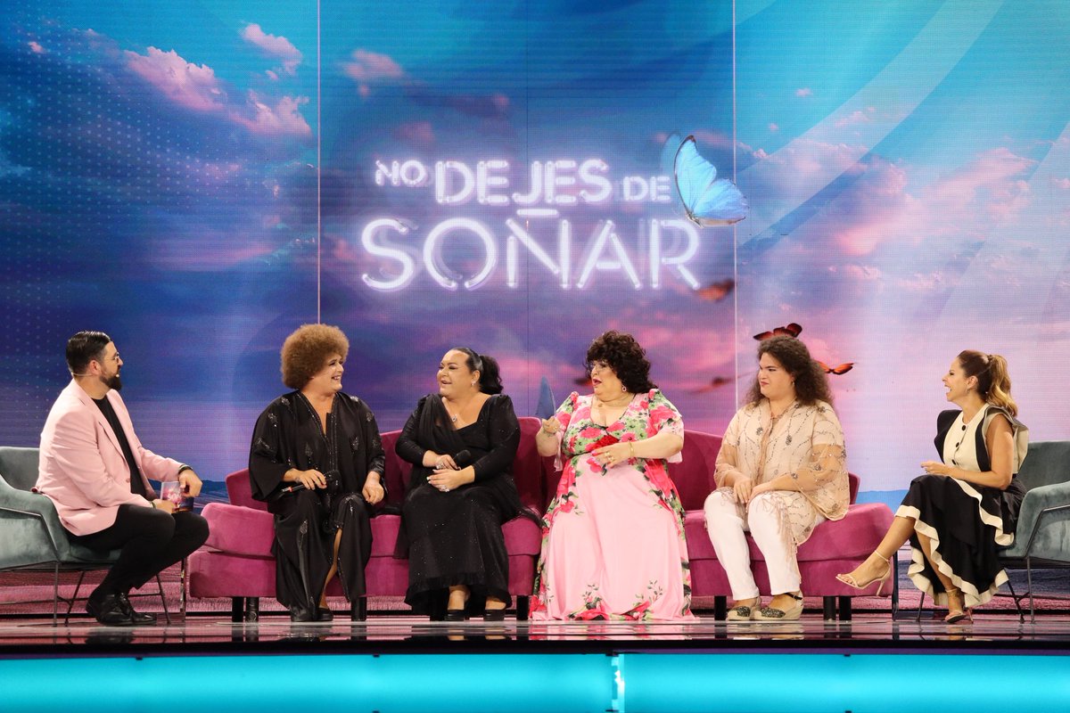 ¡Fíjense qué plan se ha quedado! 😂👏🏻💙 Disfruten de este pedazo de sofá que hemos organizado para ustedes. 

¡Seguimos inmersos en el sueño de Ángeles! #NoDejesDeSoñarCSur