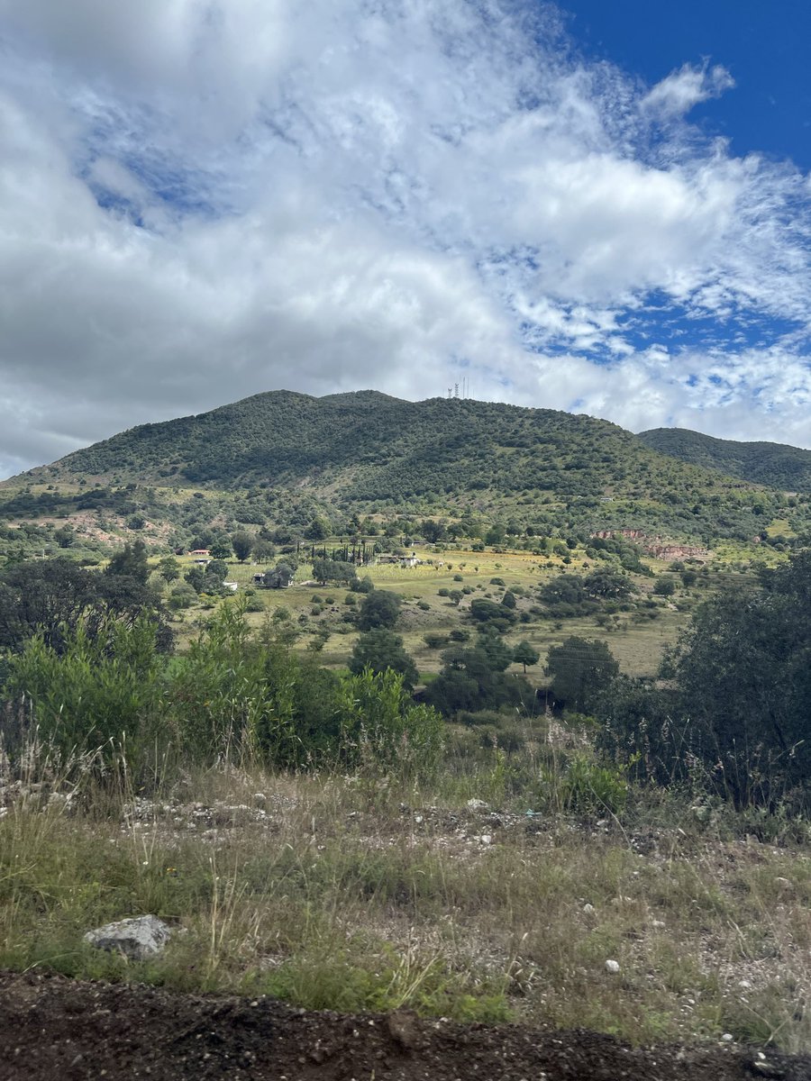 Un cine que cabe apretado en un coche, probando los panes de todos los municipios que visitamos, con mi perrito y enamorada de lo paisajes (como la mixteca no hay dos) ✨🌞🤍.

Que los dioses mantengan este viaje seguro. Siguiente estación: Santo Domingo Tonalá.
