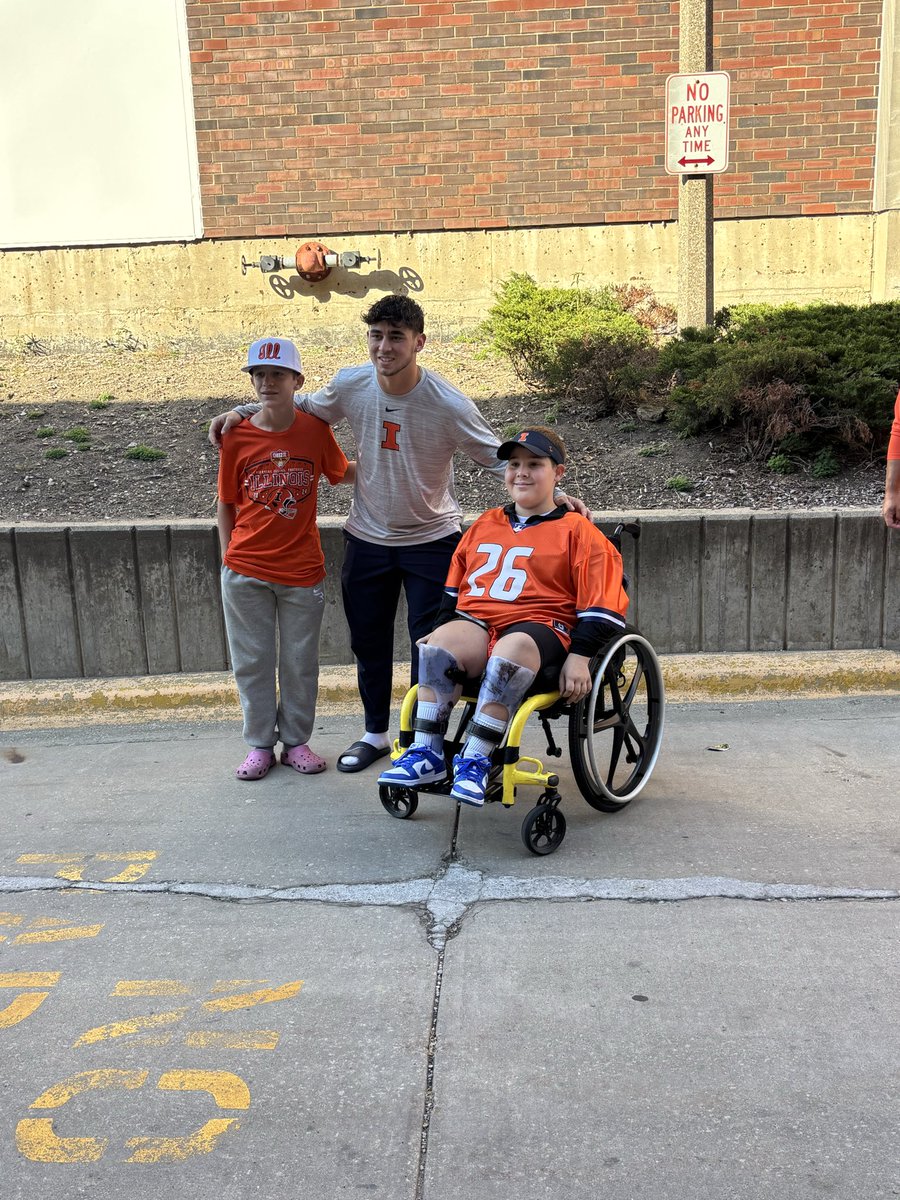 TristanThomasTV's tweet image. Hank Beatty taking a postgame photo with a pair of young fans #Illini