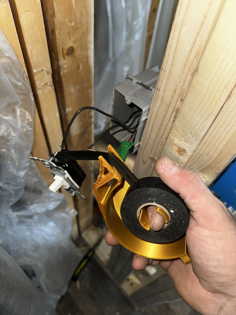 Copper_Shop_419's tweet image. Imma be totally honest with ya dawg the compact tape reel is the move, weather you are phase marking transmission voltage lines or you just need a little strip to fix your finger up after getting cut this makes it so easy especially one handed with the key ring…