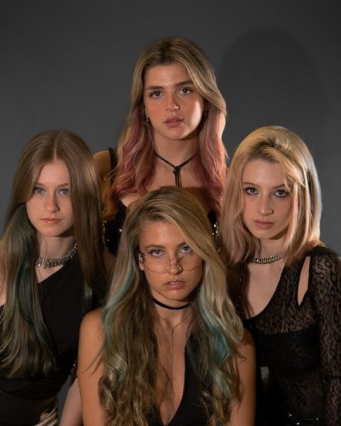 eliiiii_199's tweet image. Ver a K4OS crecer poco a poco fue lo mejor. Estoy aquí desde que a Ine le quitaron todas las uñas por escuchar a Tini, y desde entonces K4OS se han convertido en mi grupo favorito. Ahora que van a lanzar su primer álbum, me siento muy feliz. ¡Viva K4OS, carajo!💜
 #K4OS4EVER