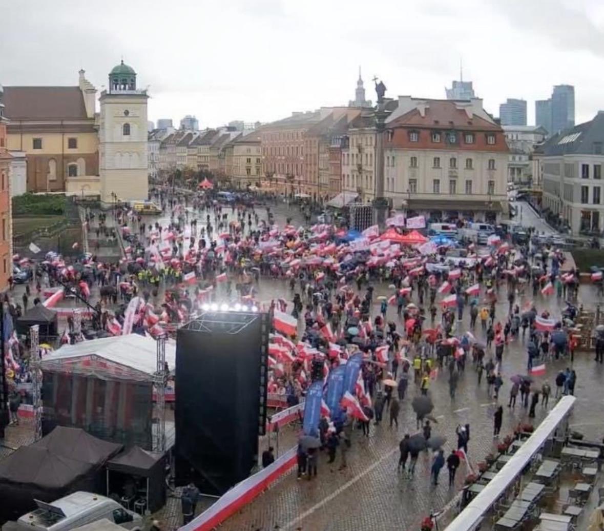SasinJacek's tweet image. Nie pomogą wam kłamliwe zdjęcia, nie pomoże oczernianie naszych rządów. Boicie się, dlatego kłamiecie. Możecie udawać, że wszystko jest pod kontrolą, ale Polacy widzą, jak niszczycie naszą Ojczyznę — i rozliczą was niedługo w wyborach. Jesteście po prostu żałośni.