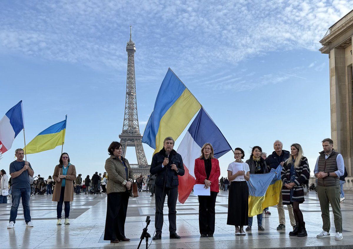 Fr_Bechieau's tweet image. Rassemblés pour l&apos;envol de 5 nouvelles ambulances vers l&apos;#Ukraine ! Parce que la sale guerre de la #Russie de #Poutine continue en #Ukraine, notre solidarité et notre engagement doivent redoubler ! #StandWithUkraine #SlavaUkraïni #Paris #Kyiv #StopRussia @MdpMouvement 🇺🇦🇫🇷🇪🇺🇺🇦