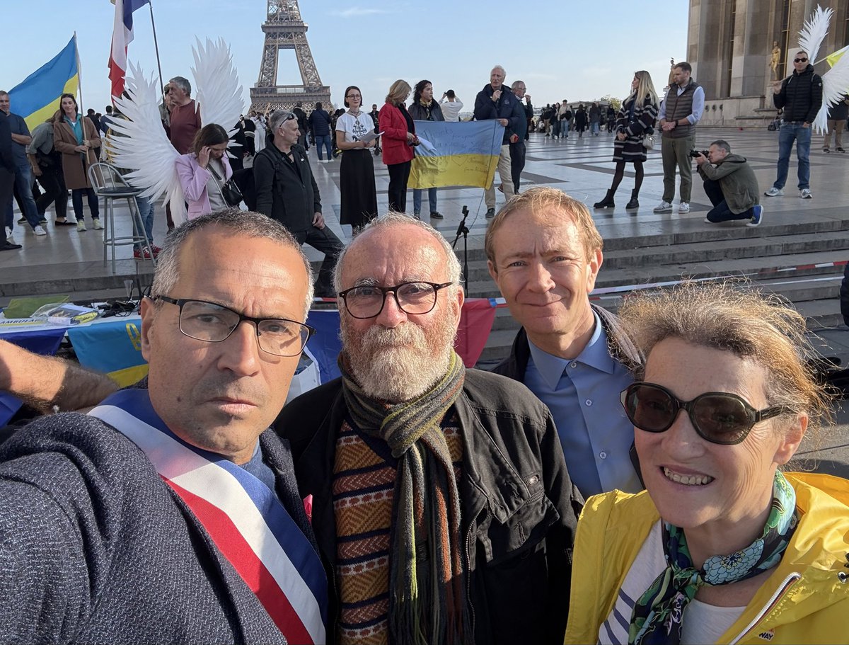 Fr_Bechieau's tweet image. Rassemblés pour l&apos;envol de 5 nouvelles ambulances vers l&apos;#Ukraine ! Parce que la sale guerre de la #Russie de #Poutine continue en #Ukraine, notre solidarité et notre engagement doivent redoubler ! #StandWithUkraine #SlavaUkraïni #Paris #Kyiv #StopRussia @MdpMouvement 🇺🇦🇫🇷🇪🇺🇺🇦