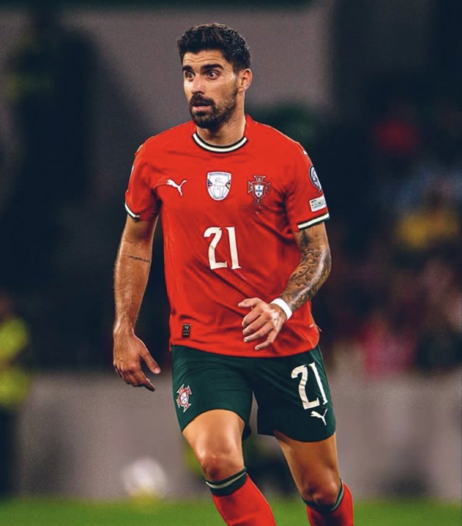 كان ارتقااء لتاريخ يالروبن !🤯
انا بأسعد لحظاااتي!
لاعب الهلال ينقذ منتخبه للمره الثانيه
الرجل الحااااااااااااسم🐐❤️❤️❤️

بكل مره أتأكد اكثر
ان الهلال عنده  أسطوره مايتعوض
لاعب يقدم ادوار كبرى شايل الوسط والهجوم والدفاع مع الهلال ومع البرتغال
قولي يانيفيز اجيب لك قلب ثاني منين؟💙
