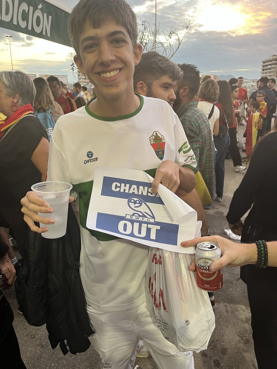 vanmanroy's tweet photo. Great night in elche watching Spain. #chansiriout https://t.co/cm4OKZ7Eld