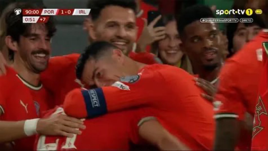 madrid_total2's tweet image. Cristiano Ronaldo abrazado a Rubén Neves tras su gol de último minuto 🥹🤍