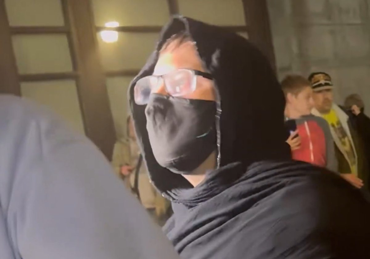nicksortor's tweet image. I apologize in advance for this: but this is CLEARLY the same person who threw punches at me, broke my camera, and attempted to restrict my movement.

And he’s still free to TERRORlZE the streets of Portland!