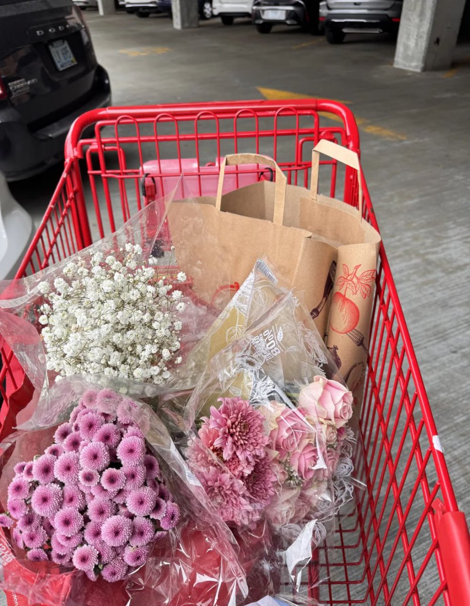 309_ava's tweet image. A happy haul of flowers to brighten up my day! 🌺😊

#flowerday