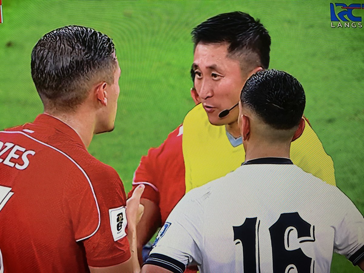 nalynqisx's tweet photo. Gitu aja siklusnya kalau main jelek wasit nya oke banget, kalau main bagus wasitnya kayak TAI💔

Ole Romeny padahal di langgar orang terakhir Irak🙂

#TimnasDay https://t.co/yEl6goxpn4