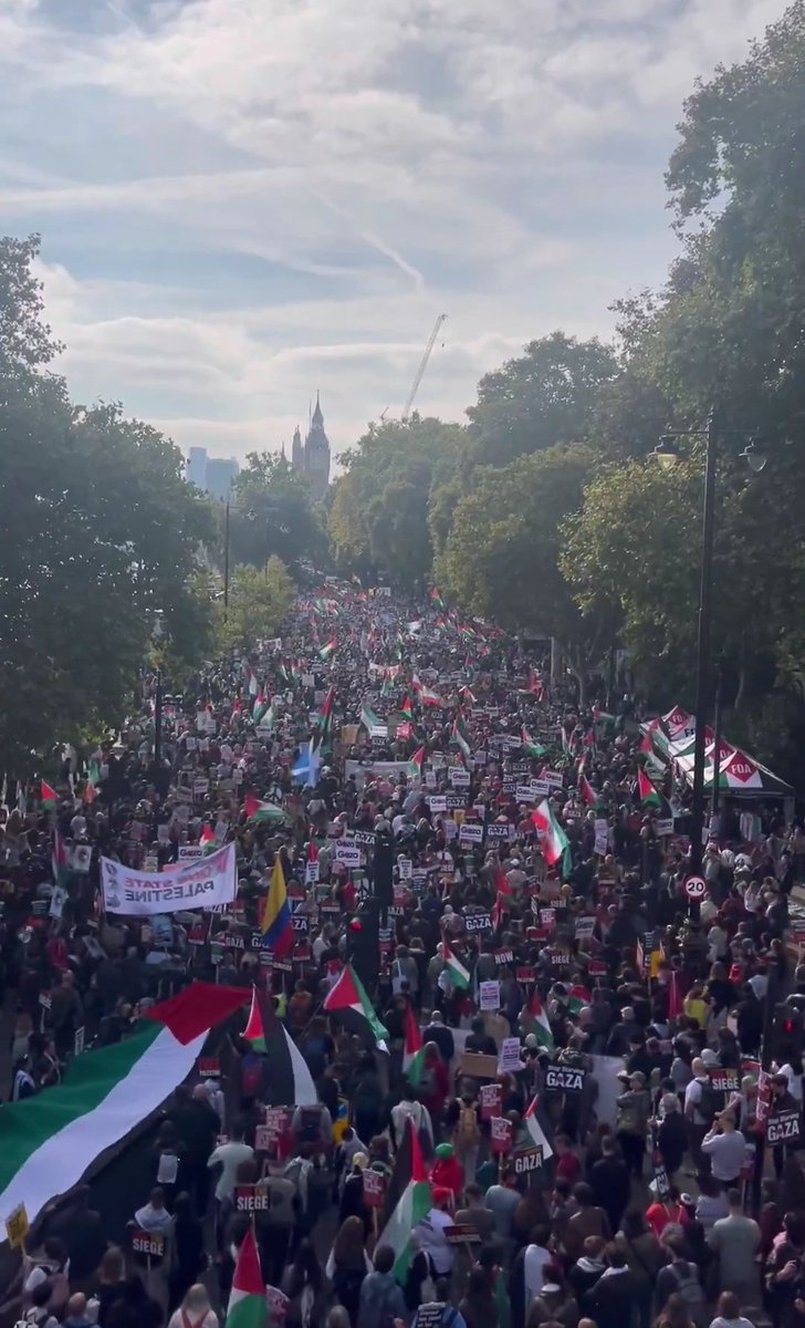 I_amMukhtar's tweet image. Scenes in London.

According to the far-right math. This is 300 million