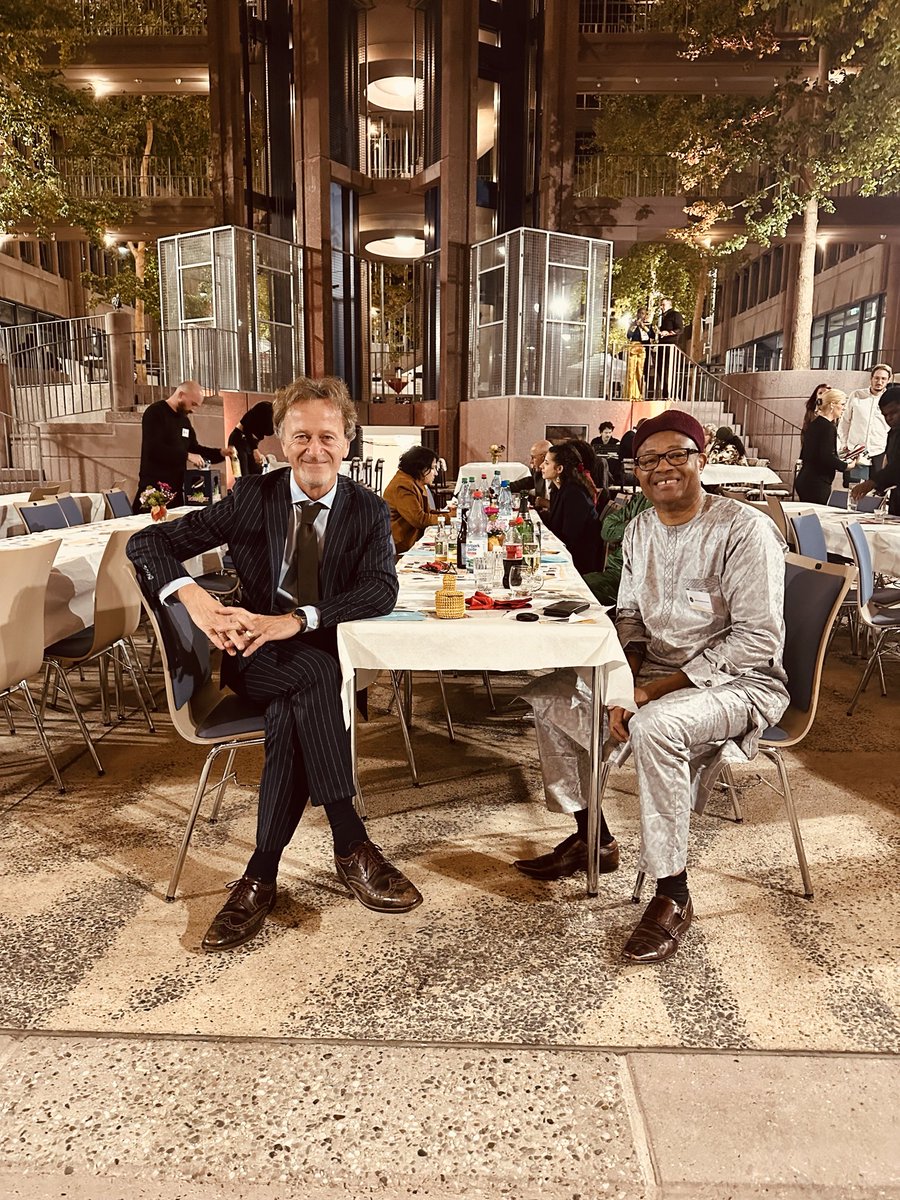 Ce fut un grand plaisir pour moi de participer à la 9e manifestation caritative de l'association « Karakara - Hilfe für Kinder in Niger » (Aide aux enfants du #Niger) le 11 octobre 2025 à Stuttgart. Depuis 20 ans, cette association à but non lucratif assure le fonctionnement d'un