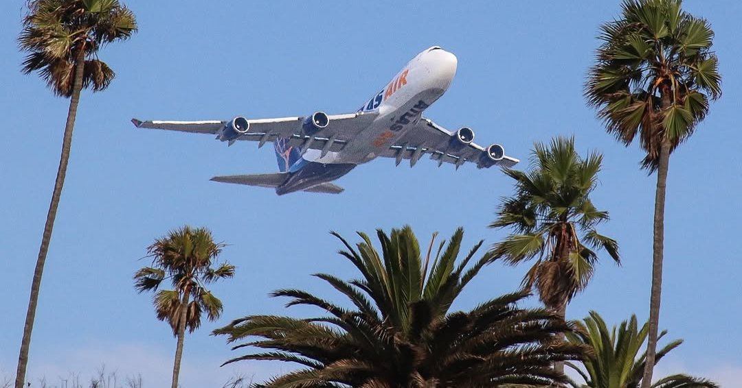 Which is more iconic? This plane or this picture-perfect LAX moment? 
🌴✈️ 🌴