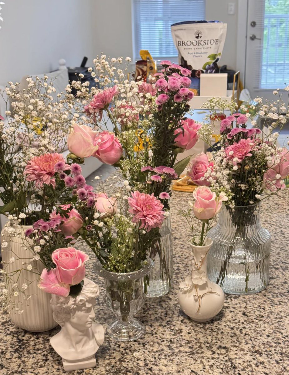 309_ava's tweet image. A happy haul of flowers to brighten up my day! 🌺😊

#flowerday