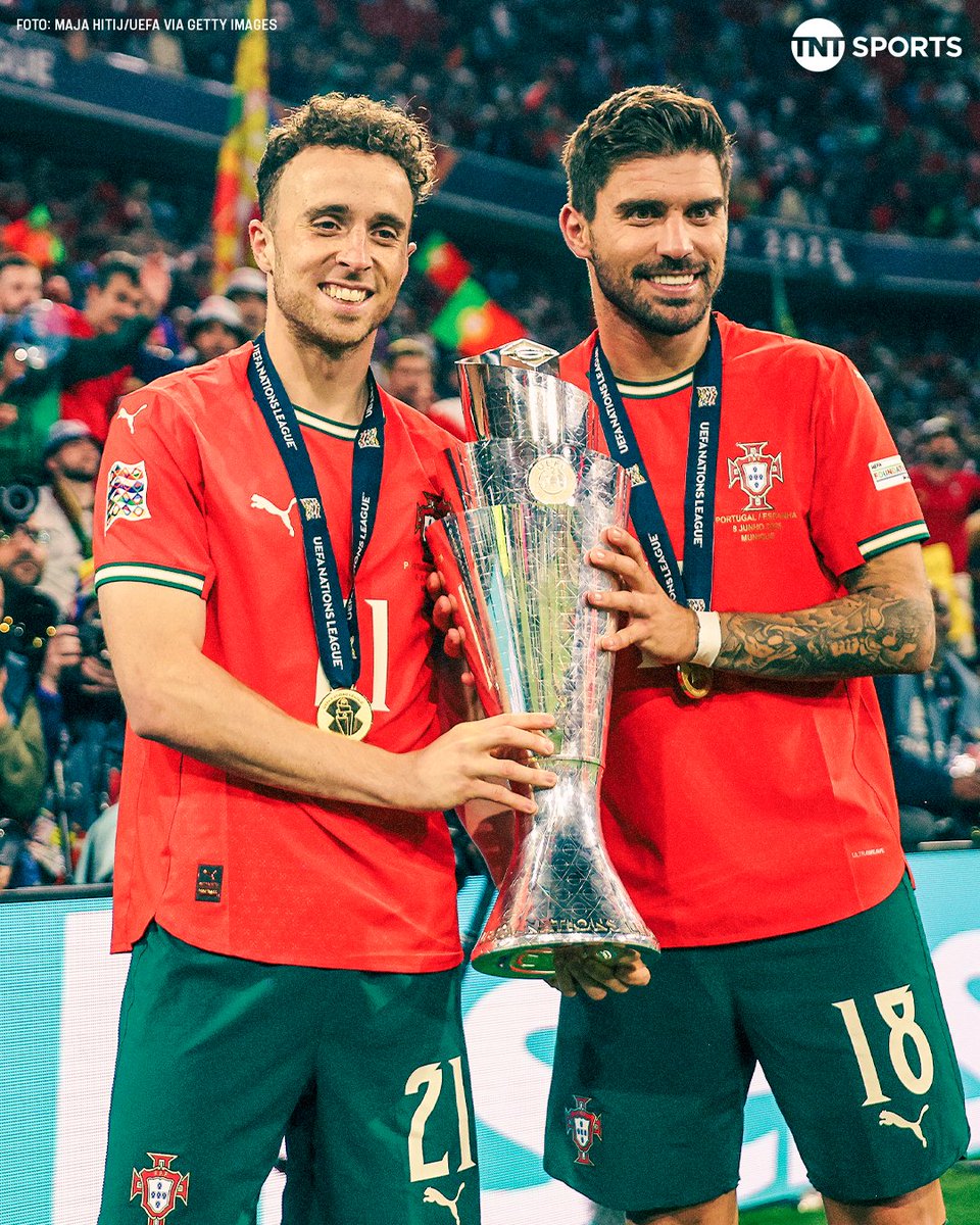TNTSportsBR's tweet image. SIMPLESMENTE DE ARREPIAR! 🥹👏 No primeiro jogo em muito tempo em que o Cristiano Ronaldo desperdiçou um pênalti, Rúben Neves apareceu pra resolver marcando de cabeça nos acréscimos. Vestindo a camisa 21, que foi o número do seu melhor amigo, homenageou Diogo Jota na comemoração…