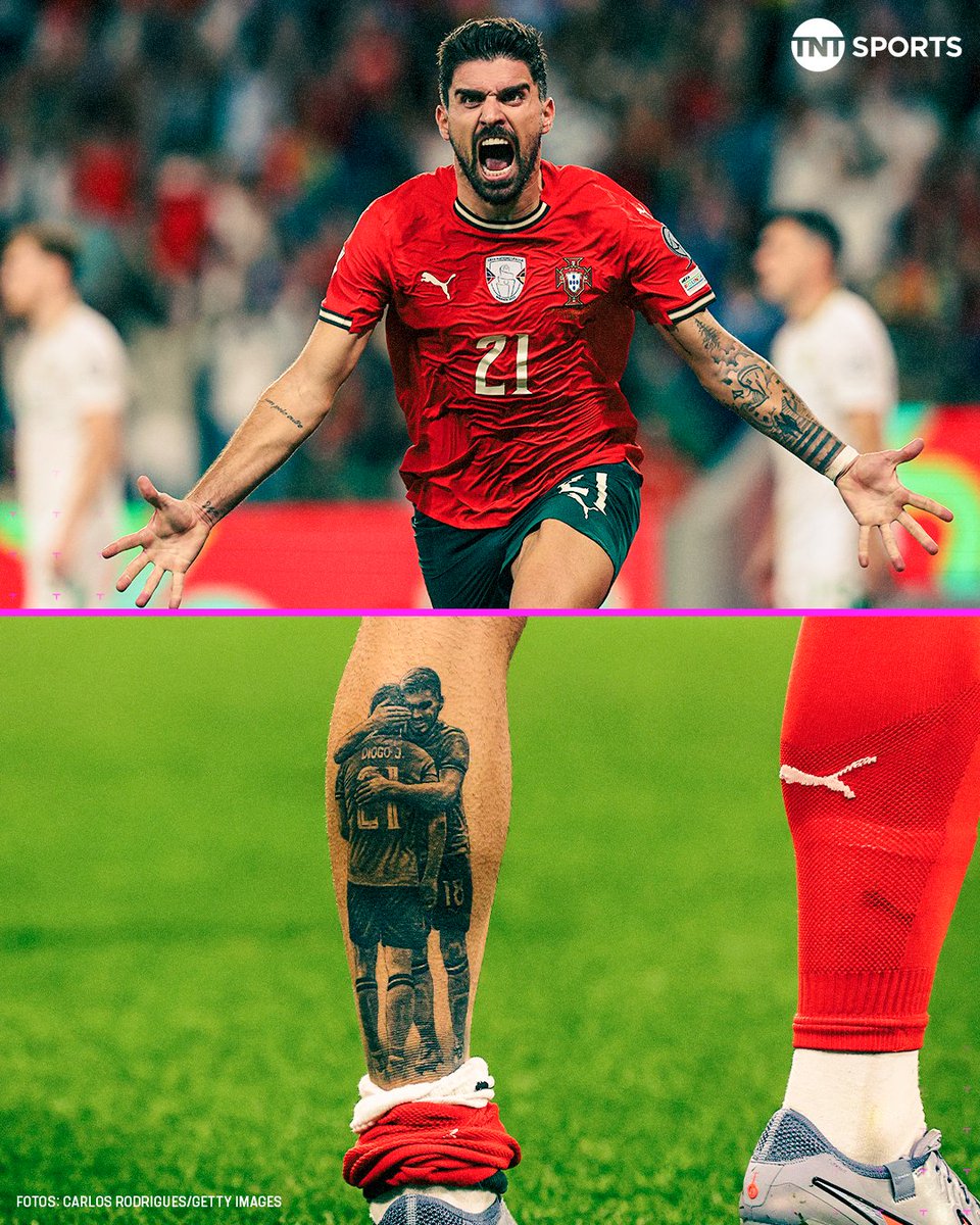 TNTSportsBR's tweet image. SIMPLESMENTE DE ARREPIAR! 🥹👏 No primeiro jogo em muito tempo em que o Cristiano Ronaldo desperdiçou um pênalti, Rúben Neves apareceu pra resolver marcando de cabeça nos acréscimos. Vestindo a camisa 21, que foi o número do seu melhor amigo, homenageou Diogo Jota na comemoração…