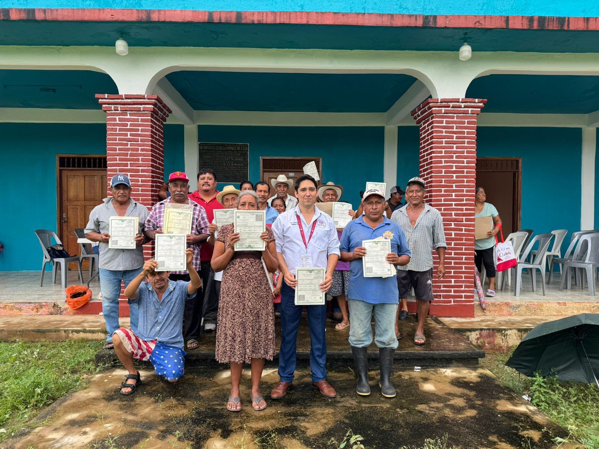 RegCivil_GobOax's tweet photo. En La Hamaca, San Juan Bautista Valle Nacional, el #RegistroCivilCercaDeTi acercó actas gratuitas y servicios de asesoría.
Seguimos garantizando el derecho a la identidad en cada rincón de #Oaxaca. #PrimaveraOaxaqueña https://t.co/6HkcfLAZq8