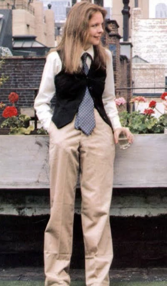 farzana_chaudry's tweet image. Quirky, intelligent, the character may have been Annie, but the style was pure Diane-timeless layering of over-sized separates.
Through #AnnieHall, Diane redefined what a romantic lead could be..independent, imperfect, and authentic. We simply loved her for it 💔 #DianeKeaton