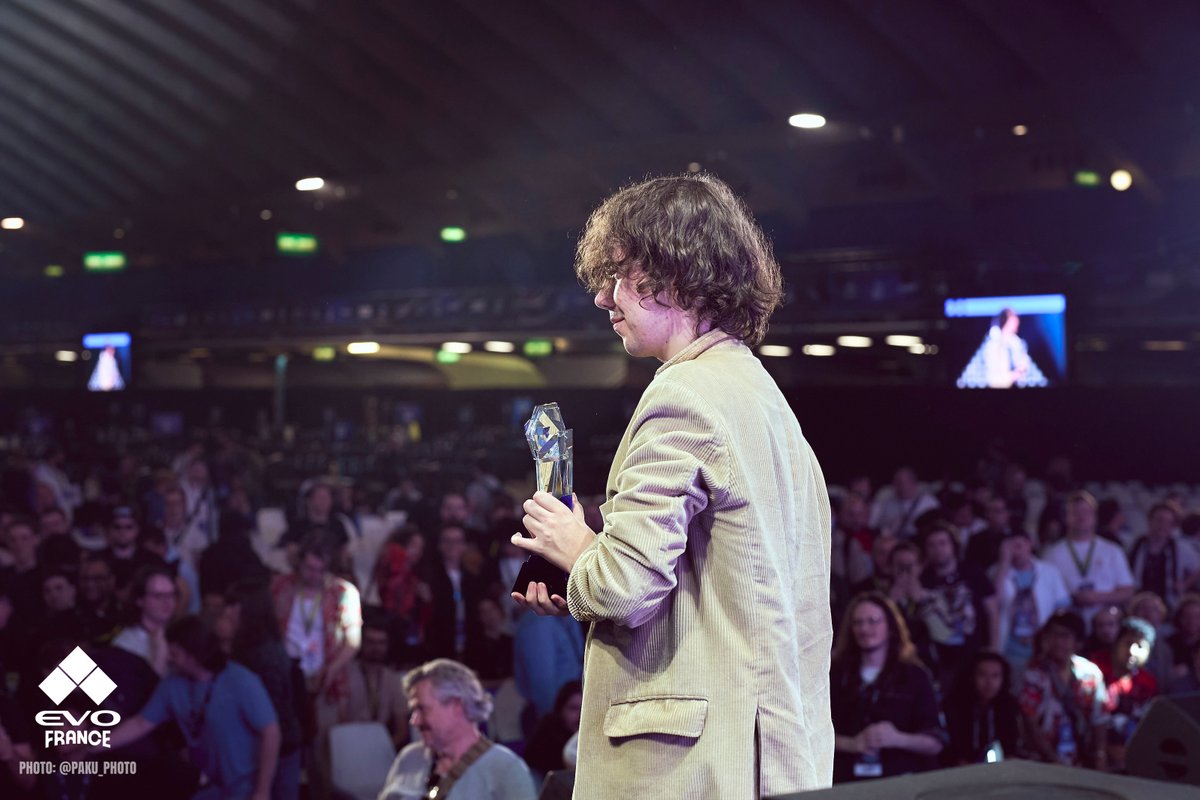 After winning Granblue Fantasy Versus: Rising at #EvoFrance2025, <a href="/UsagiLucyy/">FREE | Usagi</a> becomes the first Evo Champion representing Spain! 🇪🇸