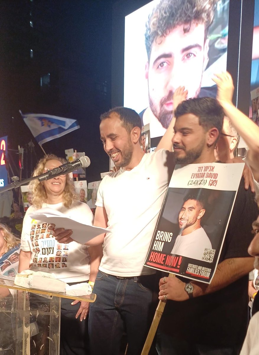 AtaraCohen_rap's tweet photo. אם רוצים לדבר על נאומים בכיכר הערב, הנאום של טל שהם שורד השבי זה הנאום שצריך להדהד הערב.

*שורד השבי טל שהם, שנחטף מקיבוץ בארי ושוחרר לאחר 505 ימים, הערב בכיכר החטופים:*

עד לא מזמן, מה שמתרחש היום היה נראה בלתי אפשרי - ועכשיו זה קורה. אפשר סוף סוף לומר בהקלה גדולה - שהטוב שייחלנו לו באמת מתקרב. הם עוד לא פה, אבל האחים והאחות שלנו מתקרבים ובאים - כולם כאחד, החיים והחללים.

בהודיה גדולה אני רואה את השבים חוזרים הביתה - אל המשפחות, אל האהובים, אל החיים החדשים שמחכים להם. ובכאב גדול אני רואה את סגירת המעגל של משפחות החללים, שיזכו סוף-סוף לפרידה ראויה. אני רוצה להקדיש רגע לכאב שלכם. אני יודע כמה זה מורכב ומפחיד, ומקווה שבקרוב כל יקיריכם ישובו לקבורה מכובדת בארצנו.

לפני שנתיים, כמו רבים אחרים, הלכתי עם משפחתי לארוחת חג אצל חמי וחמותי - מבלי לדעת שחיי עומדים להשתנות לנצח.  אבשל האהוב נרצח. אביתר ולילך קיפניס נרצחו. עשרות חברים ומכרים מבארי ומהאזור נרצחו גם הם. ואנחנו - שבעה מבני המשפחה, בהם אשתי עדי והילדים המתוקים שלנו - נחטפנו.

חמש מאות וחמישה ימים הייתי בשבי. ומתוך הכרת הטוב, אני רוצה לשתף אתכם במה שלמדתי שם. הכרתי את עצמי. גיליתי חוסן נפשי ופיזי. גיליתי שאפשר להרעיב אותי - ואשרוד.  אפשר לענות, להכות, לנסות להשפיל אותי אבל אני איישיר מבט מורם ונפש גאה. אני יהודי. אני ישראלי. ואני גאה בזה. וגאה גם בכם - שנלחמתם על משפחתי ועלי.

בעזה הכרתי אחים לשבי - עומר, גיא ואביתר, שכמו כל חבריו קראנו לו אביה. צעירים שאוהבים מסיבות, מוזיקה וטבע. נפשנו נקשרה וגורלנו נעשה אחד.

למדנו אחד את השני, חיזקנו אחד את השני, חלקנו הכל. בבועה קטנה של ארבעה גברים מצחינים במעמקי החושך, למדנו מהי ערבות הדדית אמיתית, חברות אמת. שם הבנתי עד כמה העם שלנו מיוחד.

אחרי חמש מאות וחמישה ימים עומר ואני יצאנו לאור. ברגע הראשון שראיתי שמיים - לא האמנתי. כשחיבקתי את אהוביי - התמלאתי שמחה ואושר, אבל בתוכי נשאתי כאב - על גיא ואביה שנשארו שם, מאחור.

בלילה הראשון בבלינסון, כשכולם ישנו, הסתובבתי במסדרון ובכיתי את חיי. בכיתי על מה שאבד לי - על החיים הקודמים שלי. ובתוך הדמעות, הרגשתי את גיא ואביה איתי, מזכירים לי שהם עוד שם. באותו רגע החלטתי - אין סיכוי שאני נשבר. אני מתרומם וממשיך להילחם - עד שהם יחזרו. עד שכולם בבית - הסיפור שלנו לא נגמר.

מחוץ לשבי גיליתי את העם שלי מחדש. גיליתי את הישראלים, את היהודים בארץ ובתפוצות. למרות השבר הגדול וחילוקי הדעות - אנחנו עם אחד. בעזה נלחמו עלינו, וברחובות ישראל נלחמו עלינו. זו הערבות ההדדית שלנו - זה הDNA שלנו. אנחנו לא משאירים אף אחד מאחור.

אני רוצה להודות מעומק לבי לכל מי שבזכותו הרגע הזה הגיע - למי שלא היה מוכן לרגע לוותר ולהרים ידיים - ובפרט לחיילים, ללוחמים, למילואימניקים, שהשאירו משפחות בבית והתייצבו באומץ כדי להגן על מדינת ישראל ועל עתידנו. אני מבקש סליחה ותודה ממשפחות חללי המלחמה  ששילמו את המחיר היקר מכולם. אני יודע כמה המחיר כבד וכואב. וסליחה גדולה גם מהפצועים בגוף ובנפש - נתתם את כל מה שהיה לכם עבור האחים שלכם.

בשבי היה לנו כלל אחד פשוט: לא אוכלים את המעט שנתנו לנו, לא הולכים לישון, עד שמדברים על הדברים שמפריעים לנו, מוצאים פתרונות והבנה הדדית. הלכנו לישון עם בטן ריקה וגוף כואב, אבל בלי כעס הרסני.
גם אנחנו, עם ישראל, צריכים ללמוד לנהוג כך - בתבונה, באמפתיה, בכבוד, במטרה למצוא פתרונות.
אם נדע לריב נכון - יצמח החוסן. אם נדע למצוא את הדומה בינינו תחילה - תצמח האחדות. אנחנו יכולים לבחור אחרת. אנחנו עם אחד, ערבים זה לזה. אסור לנו להתפורר. חשוב שנמצא את הגשרים בינינו.

גיא, אביה ושאר החטופים עוד יהיו כאן איתנו - ויביאו איתם גל של תקווה לעתיד. בואו נשתמש בכוח המניע שנתן את הדלק למאבק, כדי לשמור ולטפח את עתידנו המשותף, ביחד ובאחדות.

בתמונה יחד עם שורד השבי עומר ונקרט 

קרדיט: דוברות קיבוץ בארי