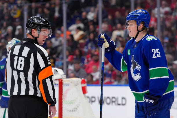 ScoutingTheRefs's tweet photo. Vancouver Canucks vs. Edmonton Oilers get refs Kyle Rehman (#10) and Tom Chmielewski (#18) with Mark Shewchyk (#92) and Jonathan Deschamps (#80) on lines
https://t.co/tyhUP8BRwK
@Canucks @EdmontonOilers #Canucks #LetsGoOilers #VANvsEDM https://t.co/hzRRwuHa29