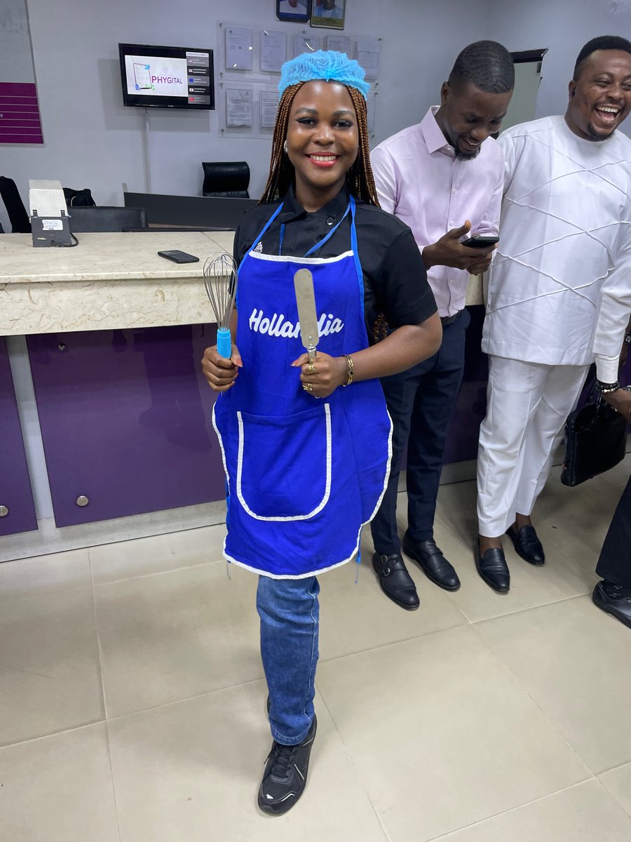 heemahbohyah's tweet image. CSW 2025 was a fantastic week for me 💯💯
CSW Day 2 theme “Dress like your profession 😁😁😁Heemahbohyahcakesncreams no Dey carry last 💃💃💃
Thank you @hollandia_ng for my apron💃💃💃
Thank you @wemabank 
#MissionImpossible  #csw2025 #hollandia #csweek #CustomerServiceWeek
