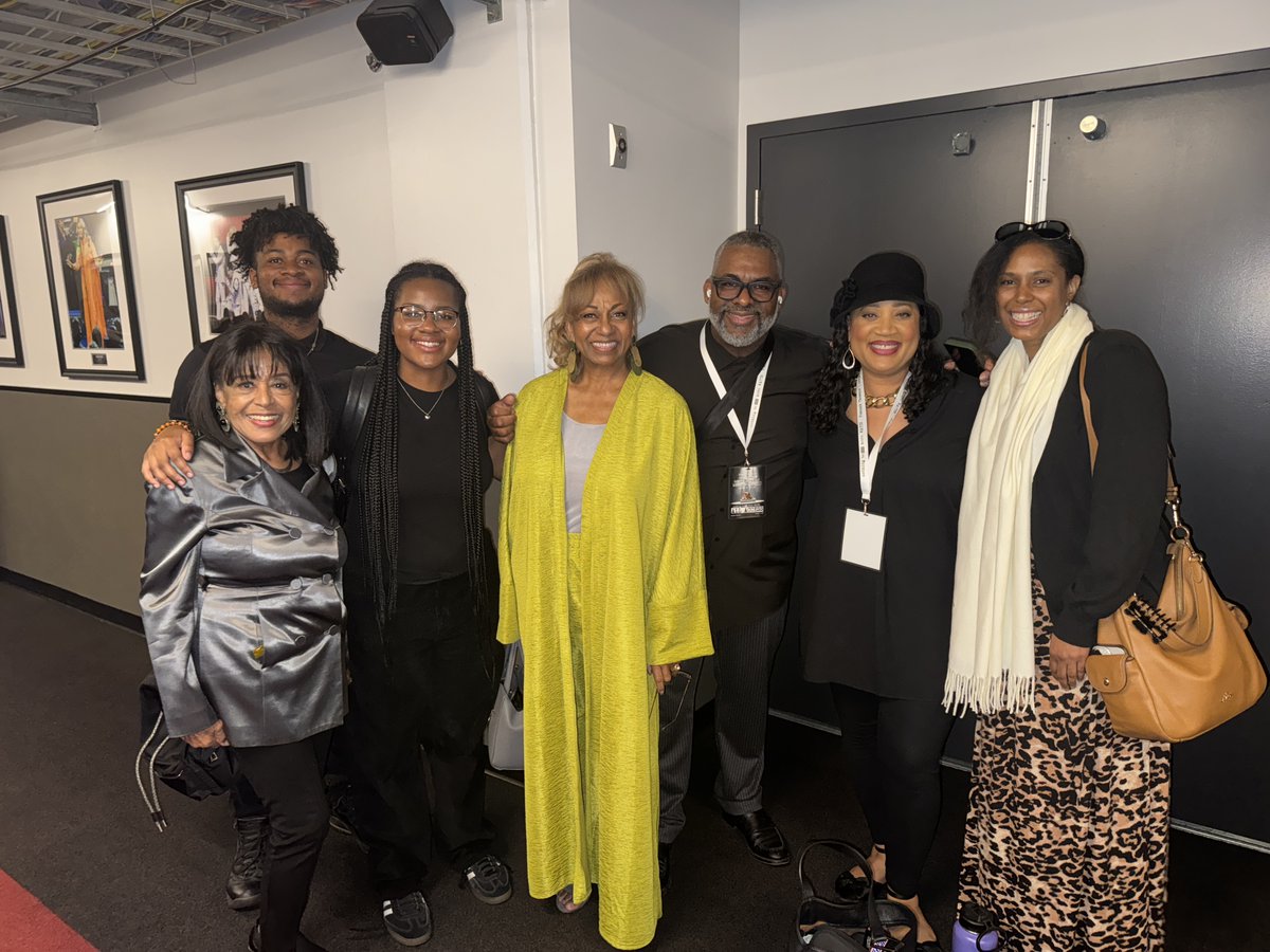 FormerSupremes's tweet photo. Scherrie & Lynda attend the #NotnhingToSeeHereWatts Movie Premiere. https://t.co/fqqsi0MHby #ScherriePayne #LyndaLaurence formerly of #TheSupremes #FormerLadiesOfTHeSUpremes @peacocktheate #LosAngeles former #Motown #Supremes @KimBurrellLove #KimBurrell https://t.co/0YBemRW3OW