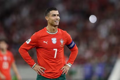 lfc009666's tweet image. كان قد سجل في 5 مباريات متتالية مع البرتغال (ضد منتخبات مثل ألمانيا، الدنمارك، إسبانيا أو المجر).

وكان لديه 8 أهداف في 8 مباريات هذا الموسم.

ومع ذلك، هناك من ينتظر أن يُهدر لاعب يبلغ من العمر 40 عامًا ركلة جزاء في مباراة فاز بها فريقه