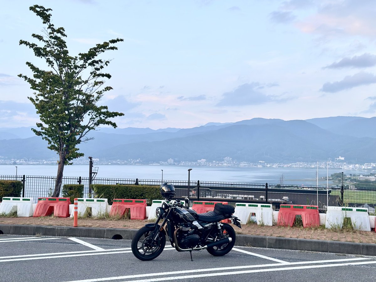おはようございます💭
曇りの日曜日

スッキリしない空模様ですが
楽しそうなツイが多いですね～✨️

今日も笑顔溢れる一日を😆👍

みなさんご安全に～