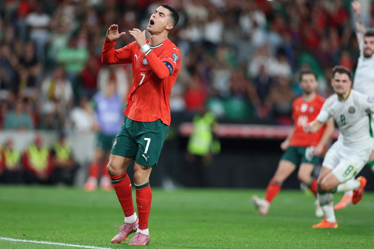 Riy_Local's tweet image. 📸 ⚽️ صور | ردة فعل البرتغالي كريستيانو #رونالدو بعد فشله في تسجيل ركلة جزاء خلال مواجهة #أيرلندا

alriyadh.com/2155335
#جريدة_الرياض