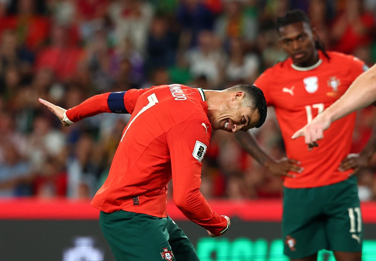 Riy_Local's tweet image. 📸 ⚽️ صور | ردة فعل البرتغالي كريستيانو #رونالدو بعد فشله في تسجيل ركلة جزاء خلال مواجهة #أيرلندا

alriyadh.com/2155335
#جريدة_الرياض