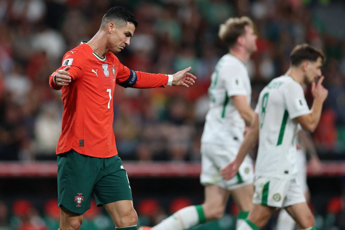 Riy_Local's tweet image. 📸 ⚽️ صور | ردة فعل البرتغالي كريستيانو #رونالدو بعد فشله في تسجيل ركلة جزاء خلال مواجهة #أيرلندا

alriyadh.com/2155335
#جريدة_الرياض