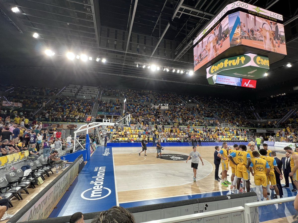 elvira_leti's tweet photo. @GranCanariaCB Insoportable el cambio de luces realizado, provoca que los que estamos en el primer anillo no podamos verlo sin dolor de cabeza y molestias en los ojos. Se necesita 🧢 para aguantarlo. Necesitamos que lo cambien ya. Esto no había sucedido nunca @GranCanariaCB @GranCanariaCab https://t.co/49KuiYcT3M